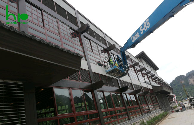 Vệ sinh kính khu nghỉ dưỡng ở Kiêng Giang